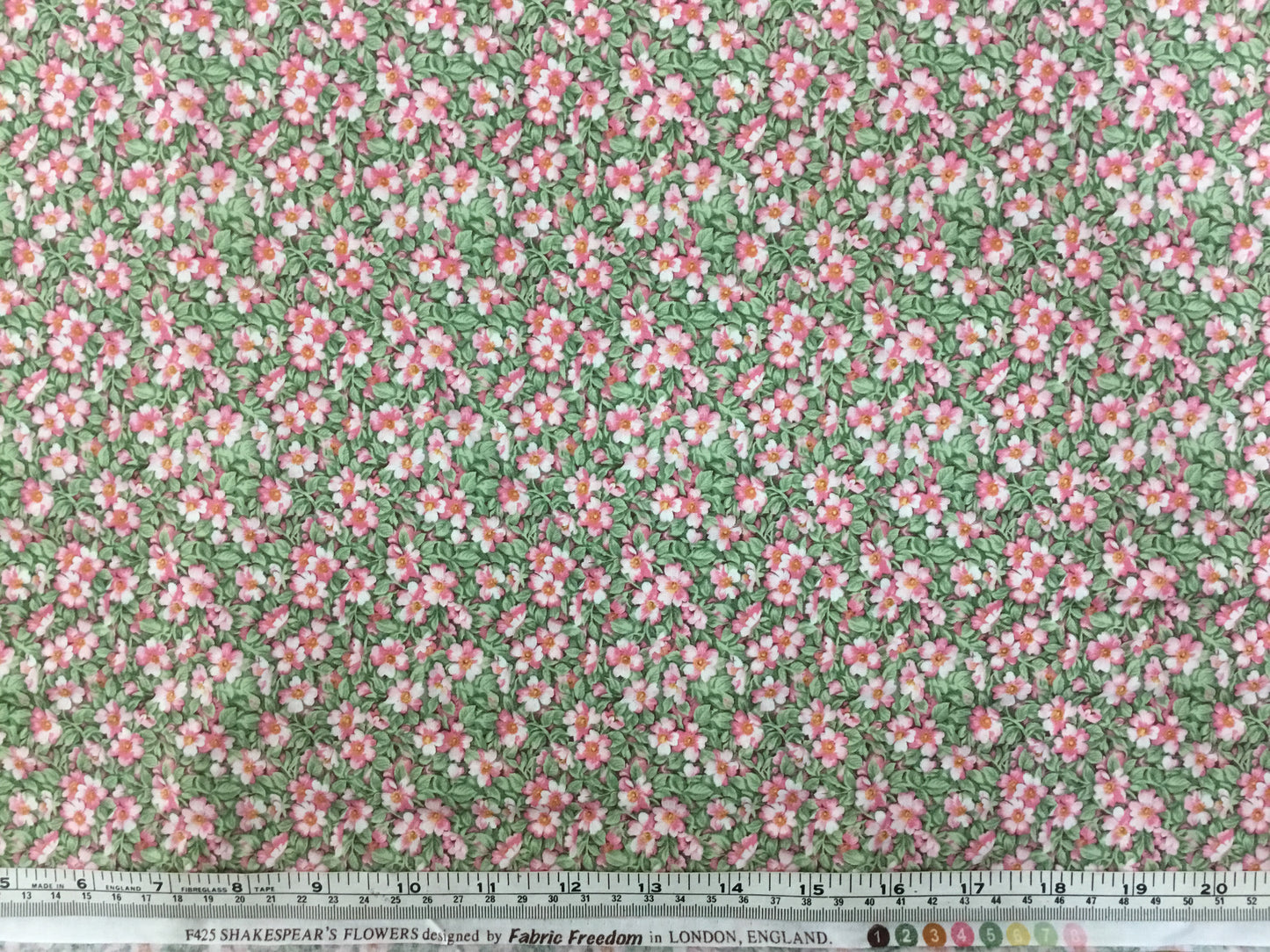 Fabric freedom - Shakespears Flowers - F425